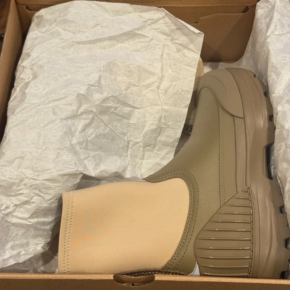 UGG new ships